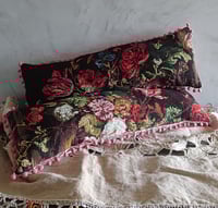 Image 1 of Coussin en canevas vintage, fond chocolat 