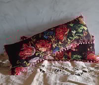 Image 2 of Coussin en canevas vintage, fond chocolat 