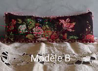 Image 4 of Coussin en canevas vintage, fond chocolat 