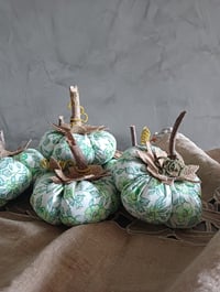 Image 1 of Citrouilles décoratives en tissu fleuri vintage 