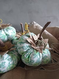 Image 3 of Citrouilles décoratives en tissu fleuri vintage 
