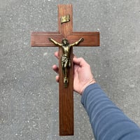 Image 2 of Grand Crucifix Antique  – Jésus Christ sur la Croix – Bronze doré & Chêne - 40 cm