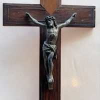 Image 4 of Grand Crucifix Antique - Jésus Christ sur la Croix - Bronze Doré & Chêne - Fin XIXe 