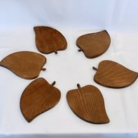 Image 7 of 6 dessous de verre vintage en bois & liège forme feuille Années 70s 