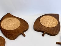 Image 4 of 6 dessous de verre vintage en bois & liège forme feuille Années 70s 