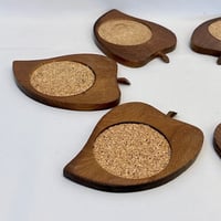 Image 6 of 6 dessous de verre vintage en bois & liège forme feuille Années 70s 