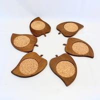 Image 1 of 6 dessous de verre vintage en bois & liège forme feuille Années 70s 