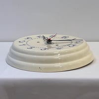 Image 3 of Pendule murale des années 30 en céramique beige et bleu - Horloge vintage