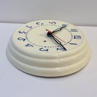 Image 4 of Pendule murale des années 30 en céramique beige et bleu - Horloge vintage
