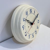 Image 2 of Pendule murale des années 30 en céramique beige et bleu - Horloge vintage