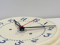 Image 6 of Pendule murale des années 30 en céramique beige et bleu - Horloge vintage