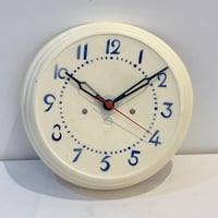 Image 1 of Pendule murale des années 30 en céramique beige et bleu - Horloge vintage