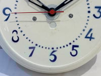 Image 7 of Pendule murale des années 30 en céramique beige et bleu - Horloge vintage