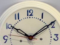 Image 5 of Pendule murale des années 30 en céramique beige et bleu - Horloge vintage