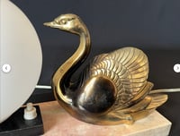 Image 4 of Ancienne lampe veilleuse Art Déco en marbre rose avec cygne en métal signée BRUNO - 1930