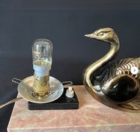 Image 5 of Ancienne lampe veilleuse Art Déco en marbre rose avec cygne en métal signée BRUNO - 1930