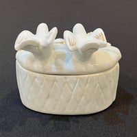 Image 7 of Boîte à bijoux en porcelaine vintage romantique avec deux colombes et fleurs- Années 70