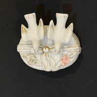 Image 6 of Boîte à bijoux en porcelaine vintage romantique avec deux colombes et fleurs- Années 70