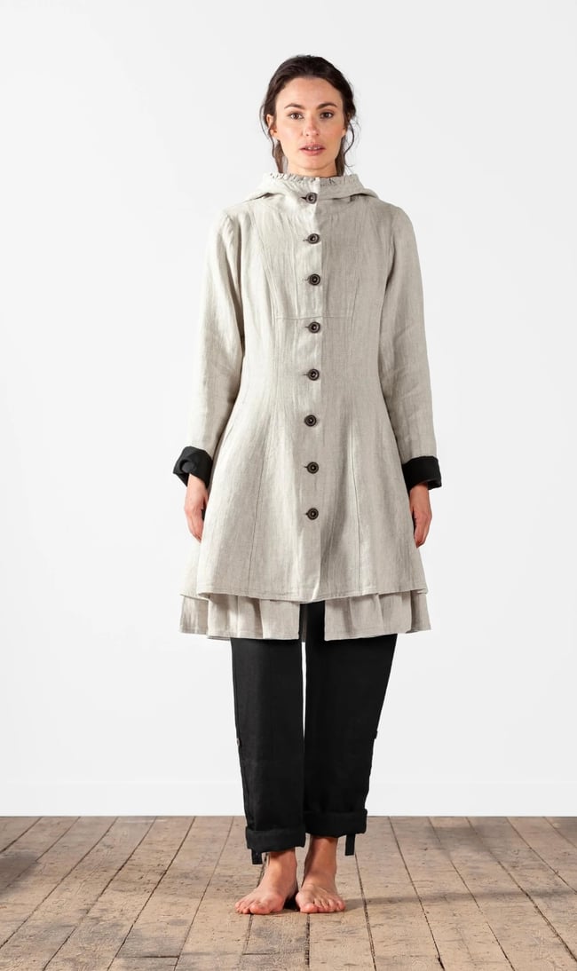 Yrell-Lang linjakke med hette og volang