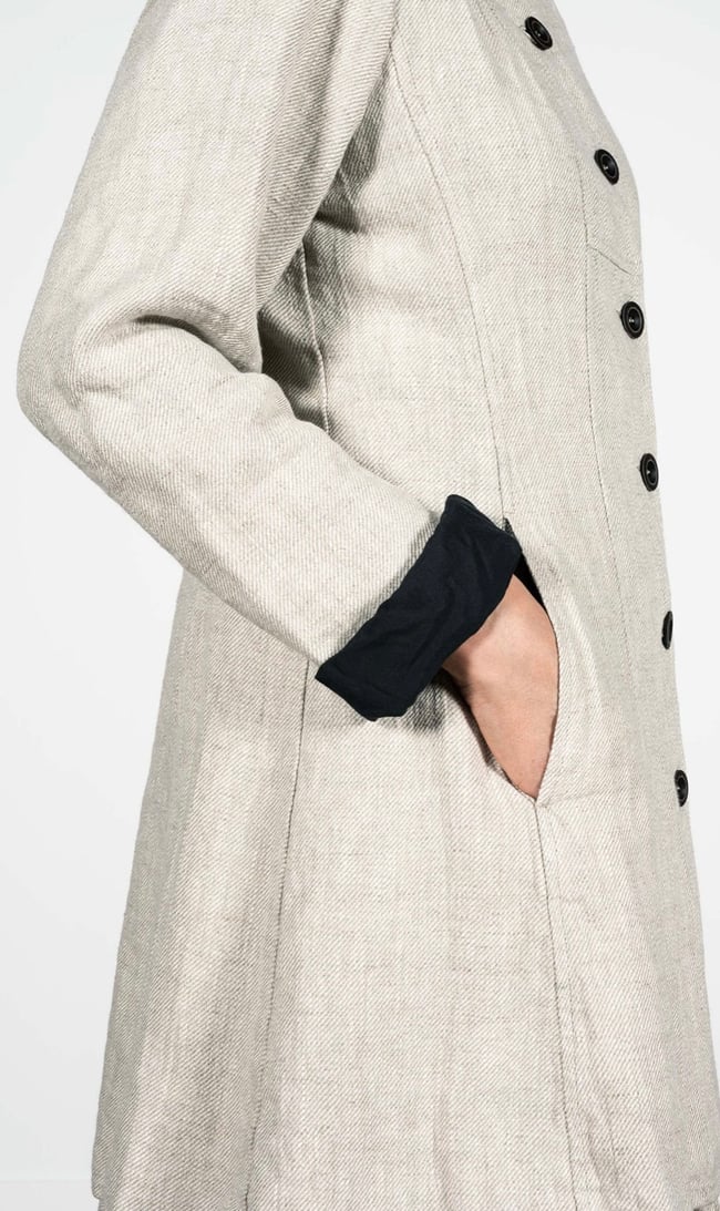 Yrell-Lang linjakke med hette og volang