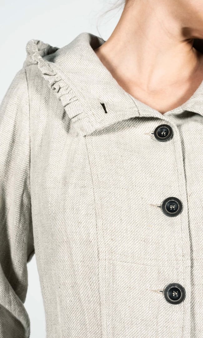 Yrell-Lang linjakke med hette og volang