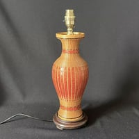 Image 2 of Grand pied de lampe chinois vintage en bambou tressé  sur vase en porcelaine - Années 1970-1980