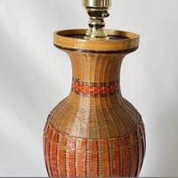 Image 4 of Grand pied de lampe chinois vintage en bambou tressé  sur vase en porcelaine - Années 1970-1980