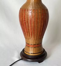 Image 5 of Grand pied de lampe chinois vintage en bambou tressé  sur vase en porcelaine - Années 1970-1980