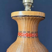Image 6 of Grand pied de lampe chinois vintage en bambou tressé  sur vase en porcelaine - Années 1970-1980