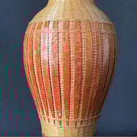 Image 8 of Grand pied de lampe chinois vintage en bambou tressé  sur vase en porcelaine - Années 1970-1980