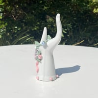 Image 6 of Vase baguier en porcelaine vintage en forme de main – soliflore porte-bijoux – années 70