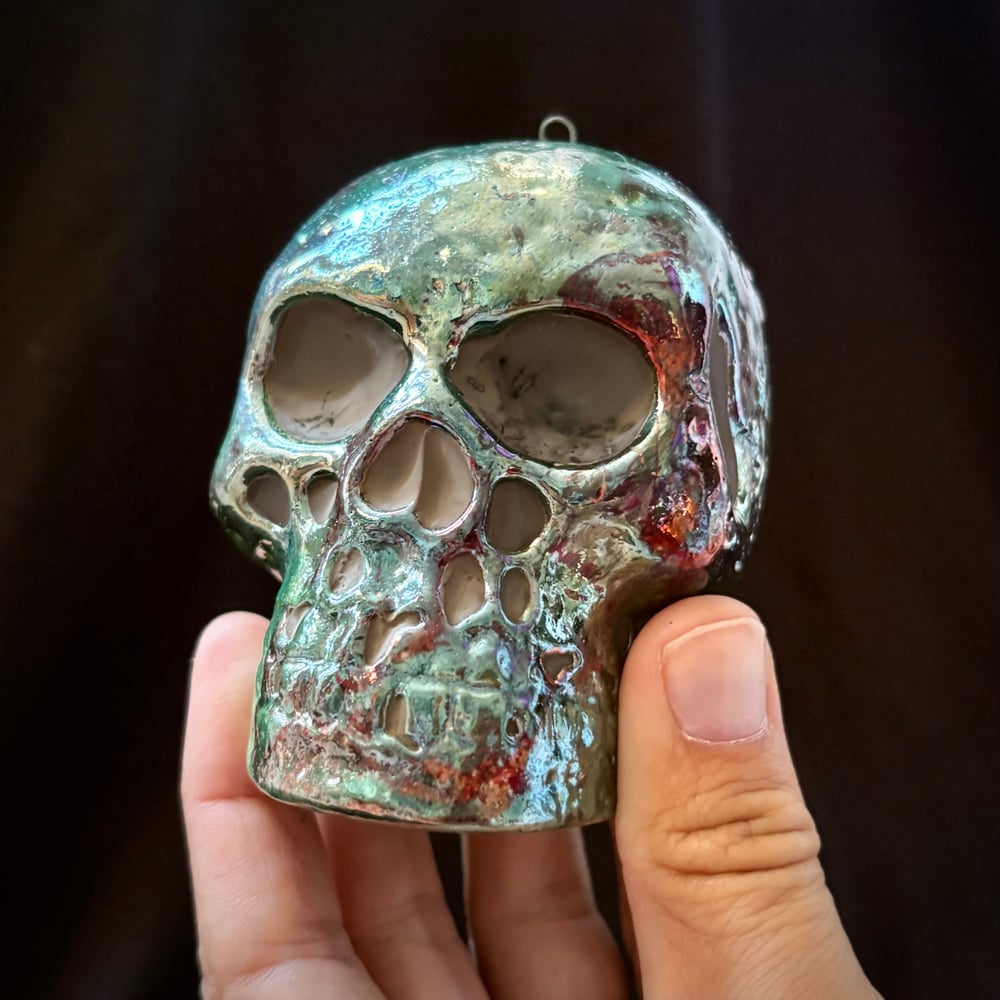 Image of Metallic Raku Skull e