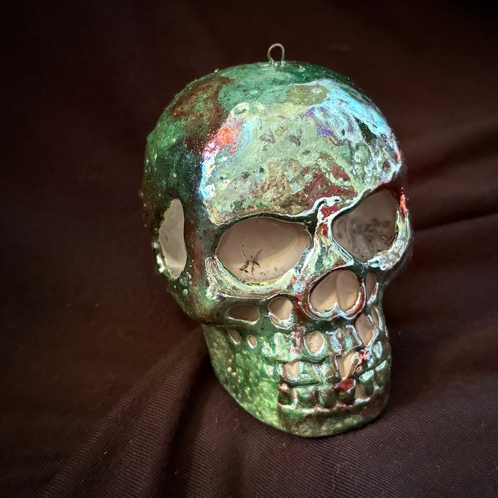 Image of Metallic Raku Skull e