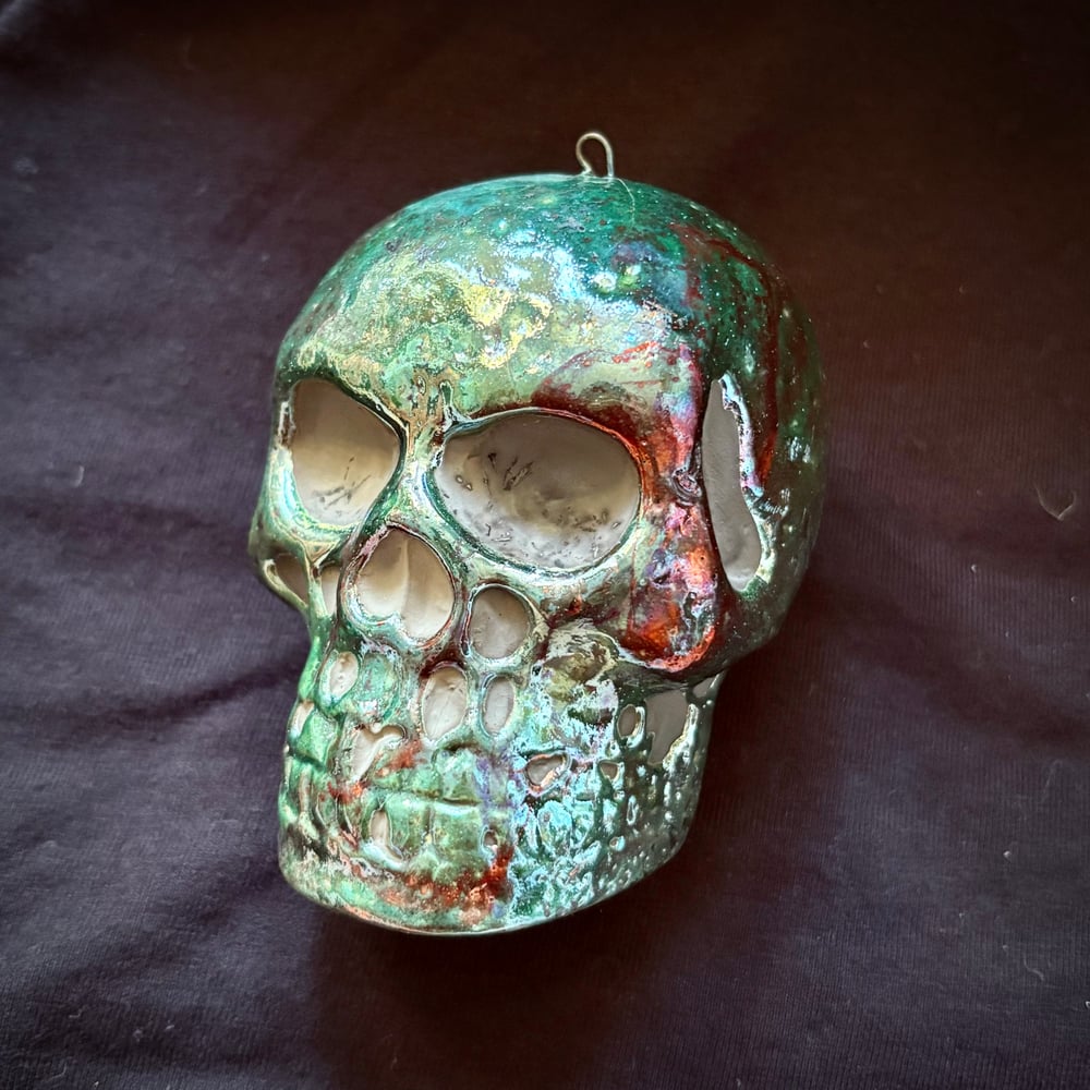 Image of Metallic Raku Skull e