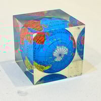 Image 9 of Presse-papier publicitaire vintage globe terrestre KLM - cube en résine Plexiglas - 70 - 80