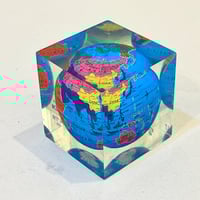 Image 4 of Presse-papier publicitaire vintage globe terrestre KLM - cube en résine Plexiglas - 70 - 80