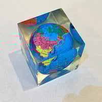 Image 5 of Presse-papier publicitaire vintage globe terrestre KLM - cube en résine Plexiglas - 70 - 80