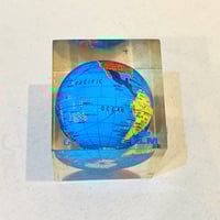 Image 7 of Presse-papier publicitaire vintage globe terrestre KLM - cube en résine Plexiglas - 70 - 80