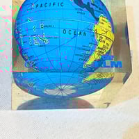 Image 11 of Presse-papier publicitaire vintage globe terrestre KLM - cube en résine Plexiglas - 70 - 80