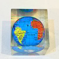 Image 10 of Presse-papier publicitaire vintage globe terrestre KLM - cube en résine Plexiglas - 70 - 80