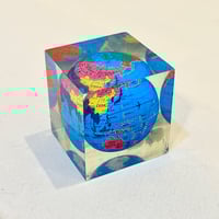 Image 1 of Presse-papier publicitaire vintage globe terrestre KLM - cube en résine Plexiglas - 70 - 80
