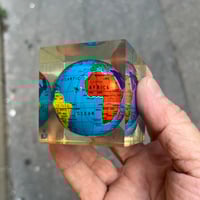 Image 2 of Presse-papier publicitaire vintage globe terrestre KLM - cube en résine Plexiglas - 70 - 80