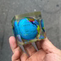Image 3 of Presse-papier publicitaire vintage globe terrestre KLM - cube en résine Plexiglas - 70 - 80