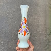 Image 2 of Vase soliflore vintage en verre opaline blanc bleu – Fleurs peintes à la main – Années 60/70