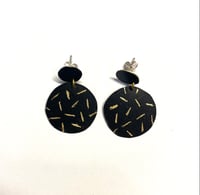 Image 1 of Boucles d’oreilles rondes en noir et laiton
