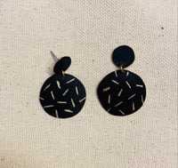 Image 4 of Boucles d’oreilles rondes en noir et laiton