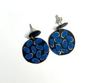 Image 1 of Boucles d’oreilles rondes noires et bleues