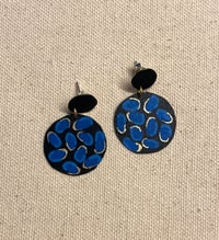 Image 2 of Boucles d’oreilles rondes noires et bleues