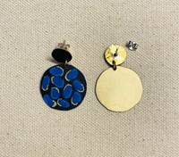 Image 3 of Boucles d’oreilles rondes noires et bleues