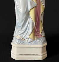 Image 7 of Ancienne grande statue Sainte Vierge à l’Enfant - porcelaine polychrome fin XIXᵉ / 1900